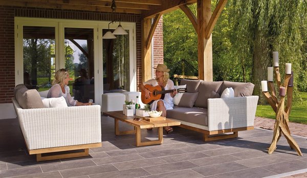 How to Develop an Outdoor Entertainment Area That's Perfect for All Seasons?